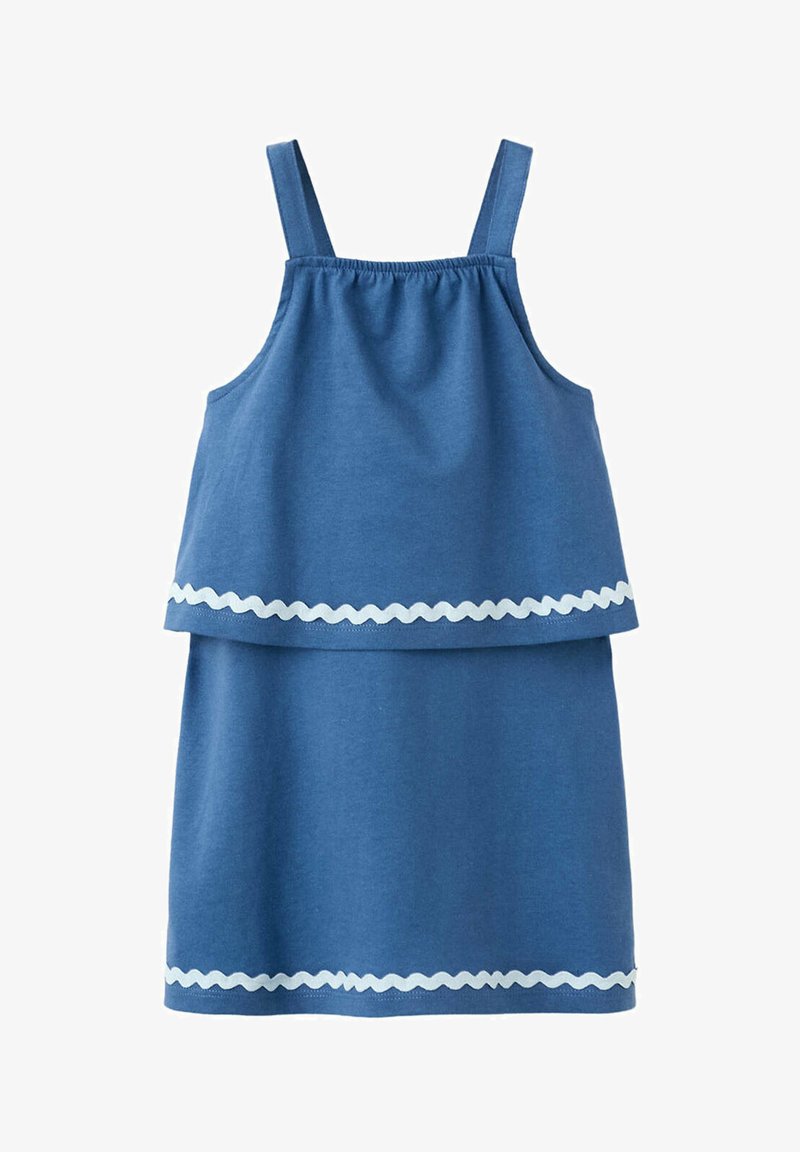 Robe bleue sans manches avec bretelles spaghetti et bordure blanche ondulée le long de l'ourlet supérieur et inférieur superposés, adaptée à une tenue décontractée.