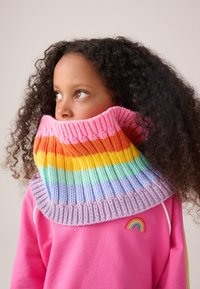 Scaldacollo lavorato a maglia con strisce rosa, arancioni, gialle, verdi e viola. Design a coste testurizzate con una finitura morbida. Indossato sopra una felpa rosa.