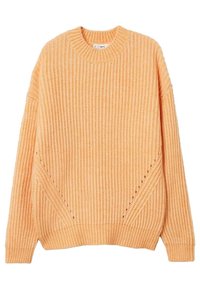 Gebreide oversized trui in perzikkleur met een geribde textuur. Heeft een klassieke ronde halslijn en diagonale naaddetails.