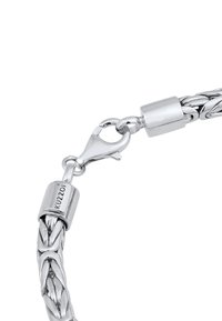 Braccialetto in catena intrecciata d'argento con chiusura a gancio e una chiusura cilindrica con testo inciso. Superficie liscia e finitura lucida.