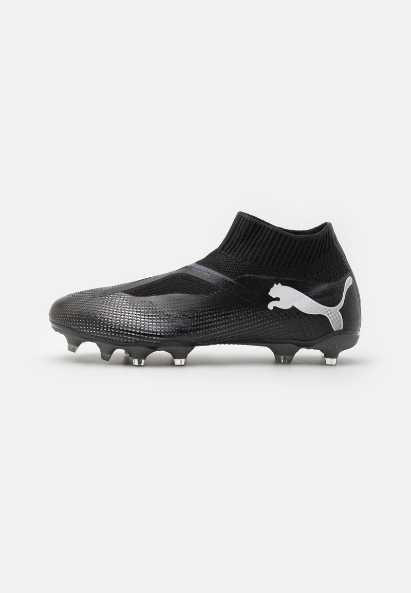 Čierna futbalová kopačka s textúrovaným povrchom, s golierom pripomínajúcim ponožku a strieborným logom Puma. Obsahuje kolíky pre trakciu na trávnatých plochách.