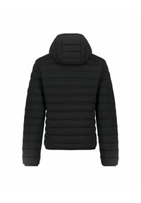 Zwarte pufferjack met een afgewerkt ontwerp, voorzien van een volledige capuchon en lange mouwen. Het materiaal lijkt glad, zacht en geïsoleerd.