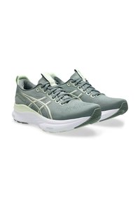 Hellegrüne Sportschuhe mit einem strukturierten Mesh-Obermaterial, weißer Mittelsohle und grünen Akzenten. Verfügt über ein Schnürdesign und eine Zuglasche hinten.