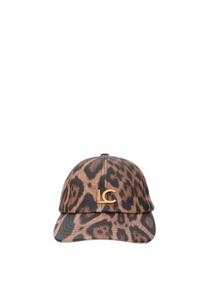 Gorra de béisbol con estampado de leopardo marrón y negro y logo dorado LC en el centro frontal.