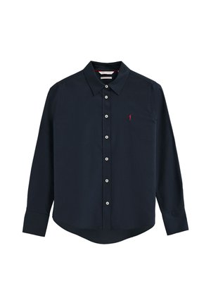 Camisa azul marino de manga larga con botones, cuello y pequeño logo rojo bordado en el pecho izquierdo.