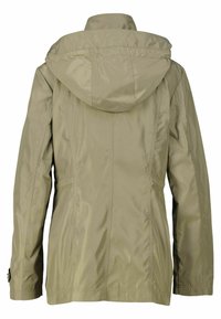 Leicht olivgrüne, wasserfeste Jacke mit Kapuze, ausgestattet mit einer glatten, glänzenden Oberfläche, seitlichen Nähten und knöpfbaren Ärmelbündchen.