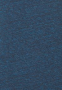 Ciemnoniebieska tkanina o miękkim, teksturowanym wykończeniu. Subtelne różnice w odcieniach tworzą melanżowy efekt na całym materiale.