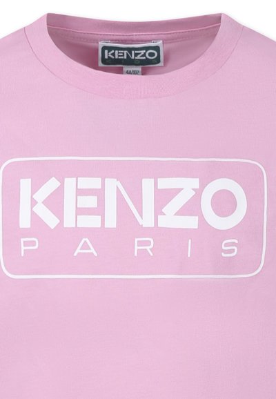 T-shirt en coton rose avec le texte blanc "KENZO" et "PARIS" dans un design rectangulaire. Texture lisse avec un col rond.