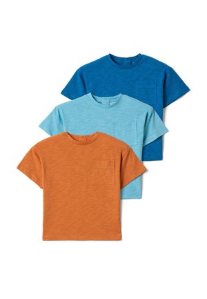 Drei kurzärmelige Rundhals-T-Shirts mit Brusttaschen in Orange, Hellblau und Dunkelblau, auf weißem Hintergrund geschichtet.