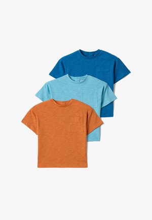 Tres camisetas de manga corta con cuello redondo y bolsillos en el pecho en naranja, azul claro y azul oscuro, apiladas sobre un fondo blanco.