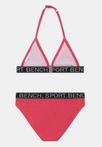 Rotes Bikini-Set mit einem dreieckigen Oberteil mit durchsichtigen Akzenten und einem schwarzen elastischen Band mit der Aufschrift "SPORT BENCH" sowie passendem Unterteil.