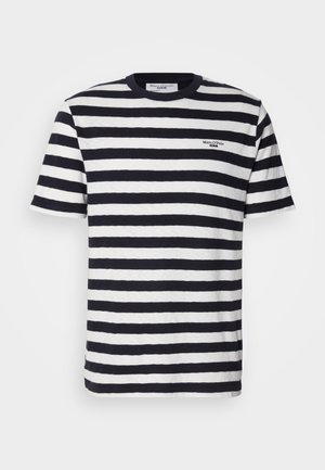 Camiseta de algodón a rayas en azul marino y blanco con cuello redondo, mangas cortas y un pequeño logo bordado en el pecho.