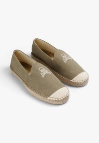 Khaki canvas espadriller med en hvid broderet dødningehoved- og korsbenesymbol, jute-rep sål og detalje med beige bomulds tåcap.
