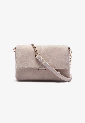 Petit sac bandoulière rectangulaire en daim beige avec une chaîne dorée et une fermeture à rabat lisse sur fond blanc.