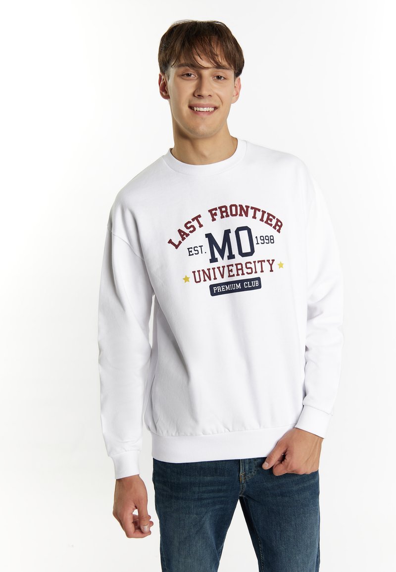 Hvid sweatshirt med teksten "LAST FRONTIER MO UNIVERSITY" i rød og marinefarvet tekst, med etableringsdato og to gule stjerner. Standard pasform, ribbede cuffs.
