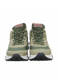 Grüne Wildleder- und Mesh-Sneaker mit Gummisohle, ausgestattet mit pinken Akzenten und einem strukturierten Design. Die Schnürsenkel sind olivgrün. Mäßige Höhe.