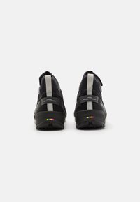 Dynafit TRAVERSE MID GORE TEX - Hikingskor - black out/nimbus