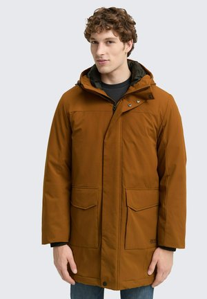 Parka isolante marron avec capuche, dotée de deux poches avant, d'une fermeture éclair et d'une texture lisse. La doublure intérieure semble verte foncée.