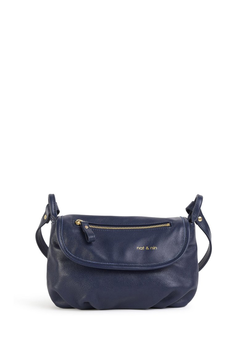 Borsa a tracolla in pelle blu navy con dettagli in oro, tasca frontale con cerniera, forma arrotondata e texture morbida; presenta il nome del marchio "nat & nin".