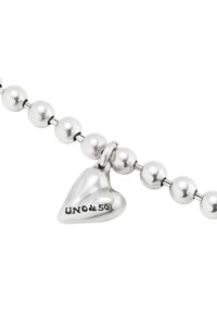Pulsera de cuentas de plata con un charm en forma de corazón grabado con "UNO de 50". Las cuentas son lisas y pulidas con un acabado reflectante.