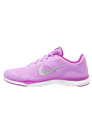 Baskets de sport violet clair avec dessus en mesh, logo Nike argenté sur le côté, semelle blanche et fermeture à lacets.