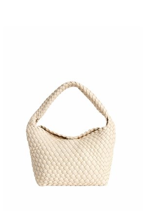 Krémová pletená kožená kabelka se širokým proplétaným držadlem a měkkým, uvolněným tvarem.