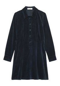 Abito in velluto a coste di un blu navy scuro con colletto, frontale con sei bottoni, maniche lunghe e tasche laterali. Tessuto testurizzato e vestibilità su misura.
