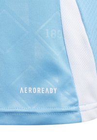 Ljust blått idrottstyg med en slät textur, med vita detaljer. "AEROREADY"-logotypen är tryckt i vitt vid den nedre kanten.