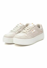 Zapatillas de plataforma beige con una textura suave, diseño con cordones y suelas de goma blanca. Presentan sutiles acentos y un patrón cosido.