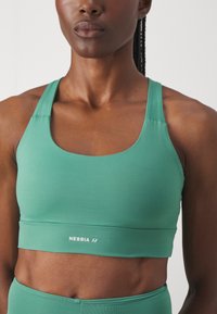 Nebbia MEDIUM SUPPORT RACER BACK BRA - Sujetadores deportivos con sujeción media - green