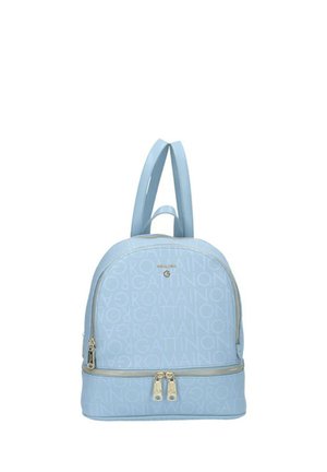 Sac à dos bleu clair avec motif répétitif du texte "ROMAIN GATTINON", fermetures éclair dorées et sangles de portage supérieures et avant.