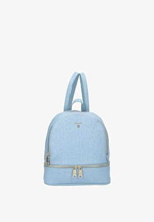 Lichtblauwe rugzak met herhaald "ROMAIN GATTINON" tekstpatroon, gouden ritsen en draagbanden aan de bovenkant en voorkant.