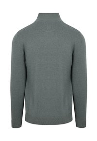 Grauer Strickpullover mit hohem Kragen, langen Ärmeln und gerippten Bündchen und Saum. Glatte Textur, taillierte Passform, Rückansicht gezeigt.