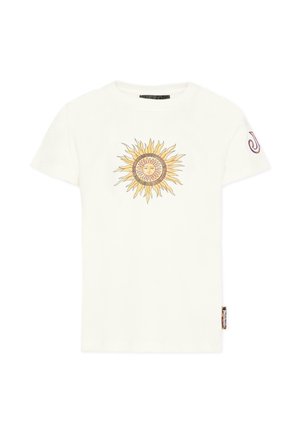 Maglietta bianca a maniche corte con una grafica di un sole giallo con volto sul petto e una lettera "J" colorata sulla manica destra.