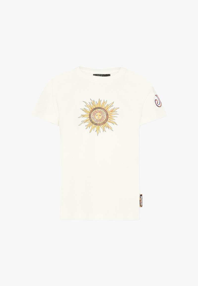 T-shirt blanc à manches courtes avec un graphique de visage de soleil jaune sur la poitrine et une lettre colorée "J" sur la manche droite.