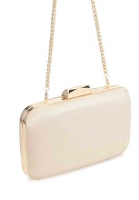 Arany díszítésű krémszínű kuplung táska, téglalap alakú, sima textúrájú, levehető arany láncpánttal. Csattal záródik a tetején.
