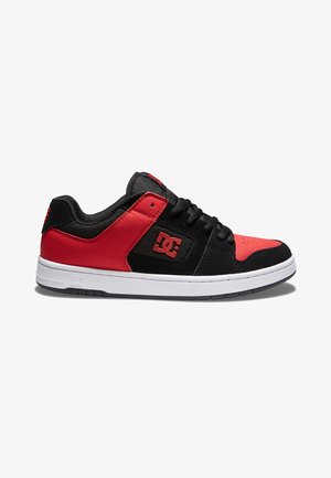 Czarno-czerwony sneaker z gładką skórzaną cholewką, białą gumową podeszwą oraz akcentem w postaci logo na boku. Posiada sznurowane zapięcie z przodu i wyściełany kołnierz.