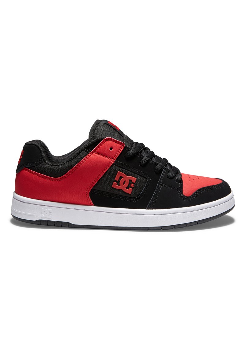 Sneaker nero e rosso con tomaia in pelle liscia, suola in gomma bianca e un accento con logo sul lato. Caratterizzato da una chiusura con lacci e un colletto imbottito.