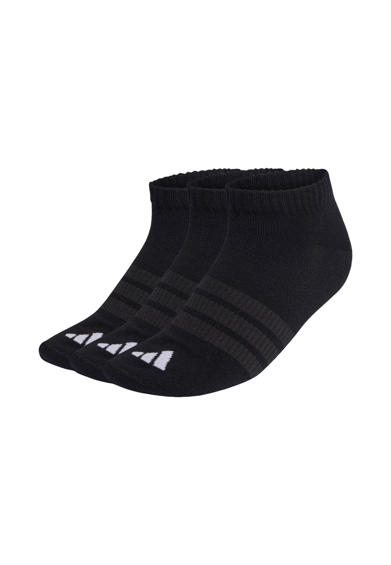 Calcetines tobilleros negros, hechos de una mezcla de algodón, con tres franjas horizontales en gris oscuro y un logo blanco en la puntera. Pack de tres pares.