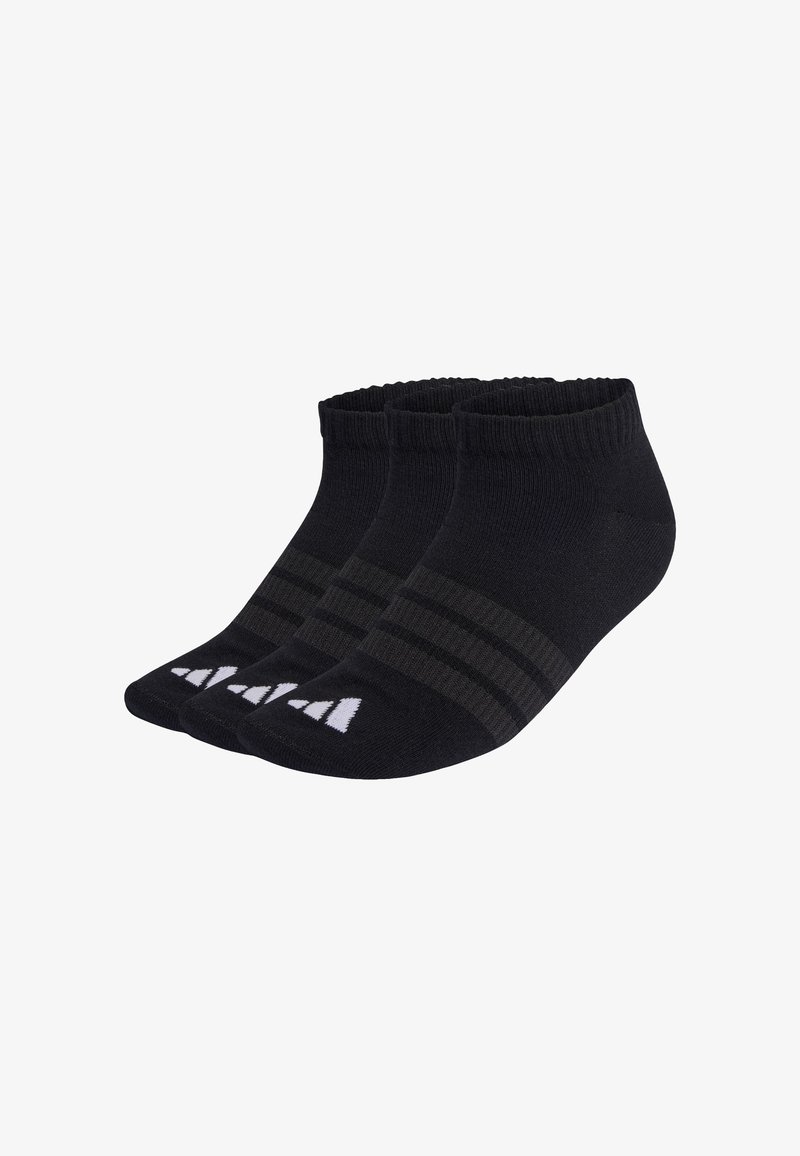 Calcetines tobilleros negros, hechos de una mezcla de algodón, con tres franjas horizontales en gris oscuro y un logo blanco en la puntera. Pack de tres pares.