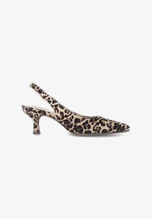 Beige en zwarte slingback pump met luipaardprint, puntige neus en kittenhak, tegen een witte achtergrond.