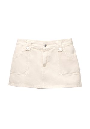 Fehér denim mini szoknya elülső zsebekkel, gombos záródással és finom varrási részletekkel. Egyenes fazonú és sima tapintású.