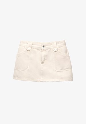 Witte denim mini-jurk met voorzakken, knoopsluiting en subtiele stikdetails. Heeft een rechte snit en een gladde textuur.
