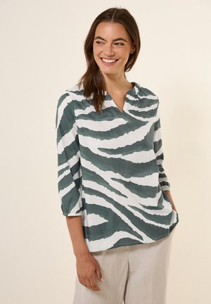 Chemise rayée verte et blanche, en tissu léger, avec un col en v, des manches 3/4 et une coupe décontractée.