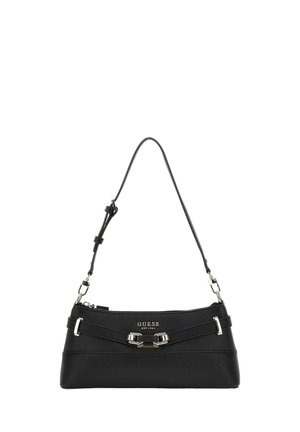 Sac à main noir Guess avec bandoulière réglable, détail boucle argentée et fermeture éclair, forme rectangulaire avec logo "GUESS EST 1981" à l'avant.