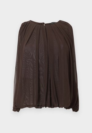 Blouse transparente marron foncé avec manches longues, encolure froncée et coupe ample et fluide sur un fond uni.
