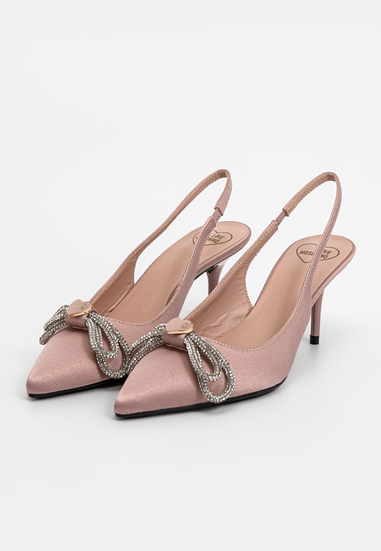 Le décolleté slingback in satin rosa presentano una punta affusolata, un tacco sottile e un fiocco decorativo con dettagli in strass e un dettaglio a forma di cuore.