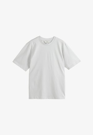 Tricou scurt cu mânecă scurtă, de culoare gri deschis, fabricat din bumbac moale, cu guler rotund, croi drept și o textură fină, în dungi.