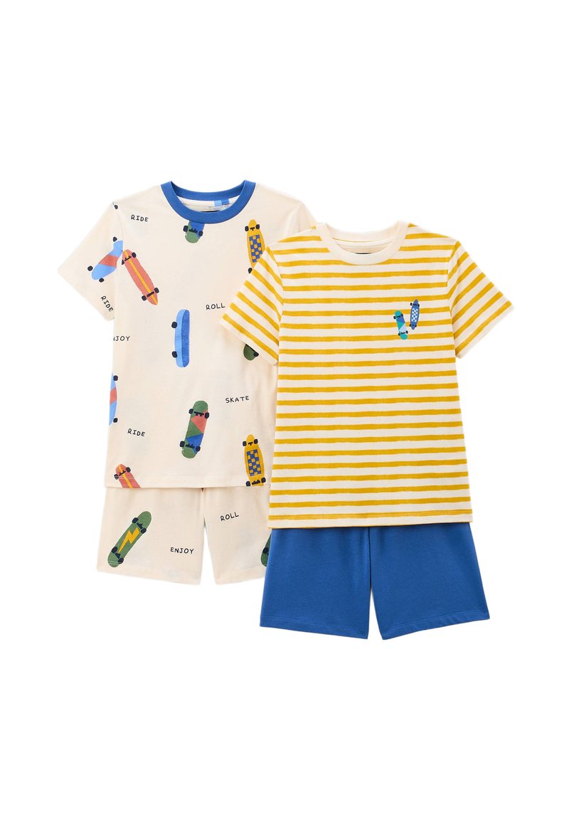 Deux ensembles de pyjamas pour enfants : l'un blanc avec des motifs de skateboard, l'autre jaune rayé avec un design de skateboard. Comprend un short bleu.