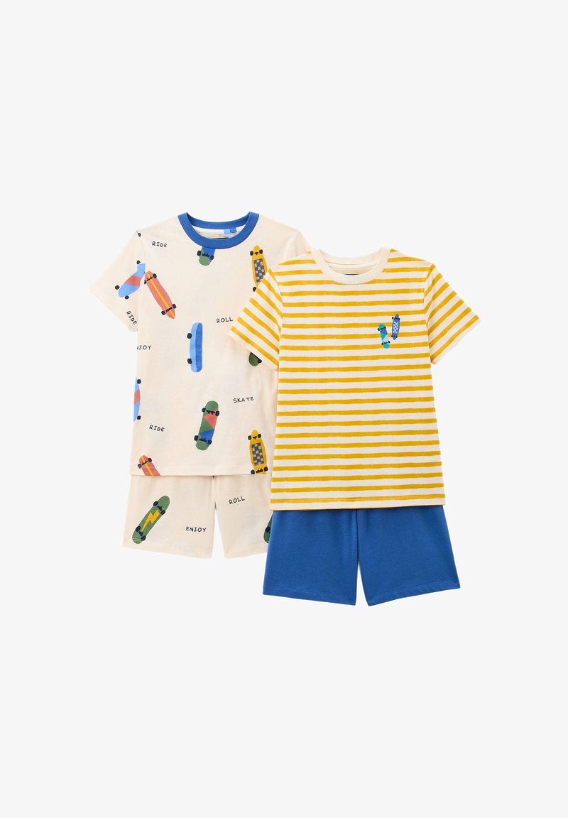 Deux ensembles de pyjamas pour enfants : l'un blanc avec des motifs de skateboard, l'autre jaune rayé avec un design de skateboard. Comprend un short bleu.